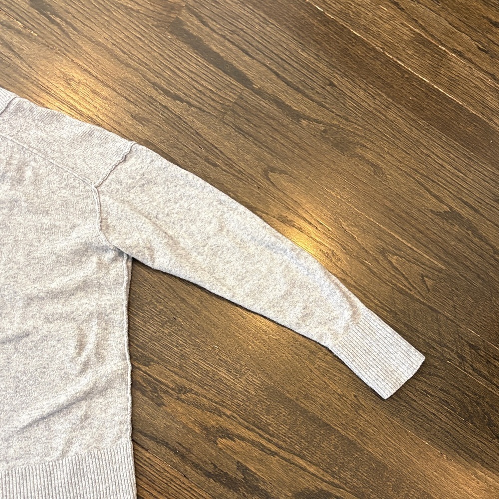 Aerie Light Gray V-Neck Knit Sweater (size XS) - Picture 11 of 12